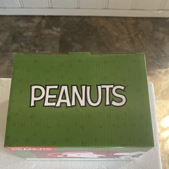 BNIB Peanuts Snoopy Santa Hat Sculpted 14oz Ceramic Holiday Collectors Mug - Picture 4 of 17